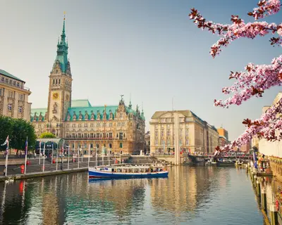 Hamburg townhall and Alster river at spring