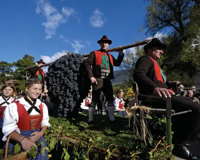 Das Meraner Traubenfest ist das beliebteste Stadtfest Merans. Zu bestaunen sind die traditionellen Wagen und Meraner Trachten.