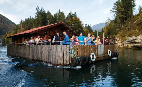 Die Schwimmende Almhütte auf dem Klauser Stausee