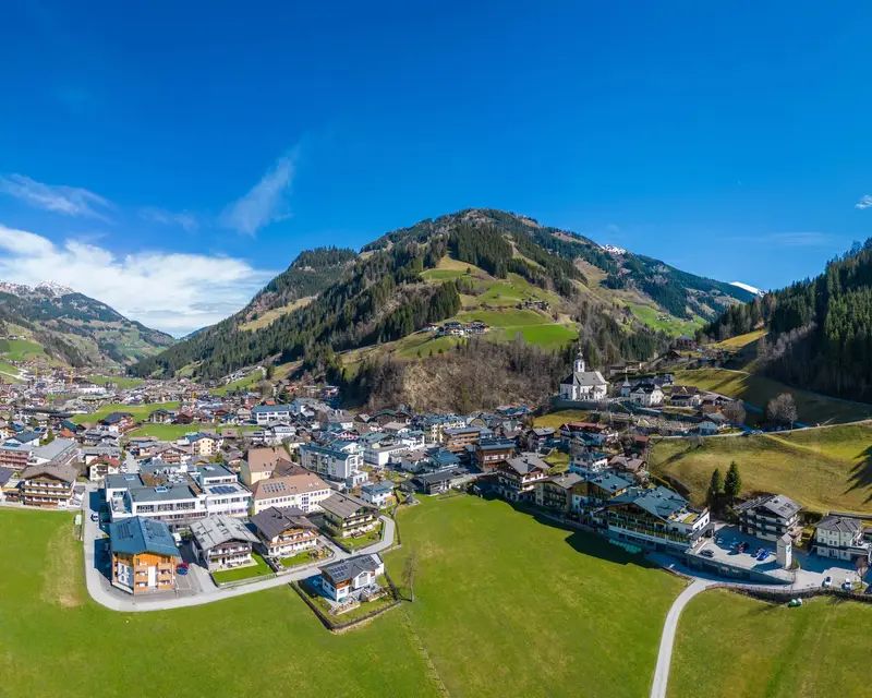 Großarl und Unterberg im Großarltal in Salzburg, Österreich. Touristenort und Schigebiet im Frühling.