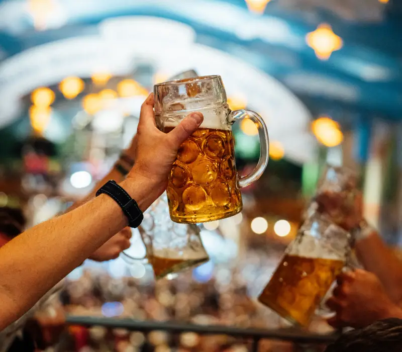 Oktoberfest mit den Matrosen in Lederhosen
